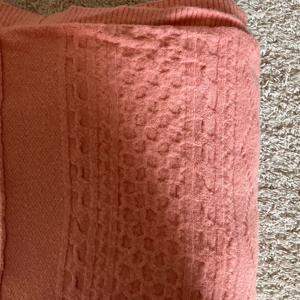J.CREW KNIT THROW BLANKET. SIZE: 50X70". COLOR: PEACHY CORAL.